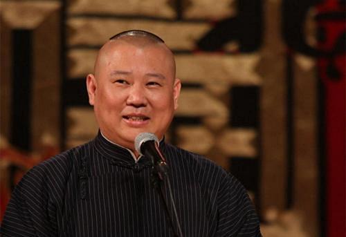 德云社收龙字科张云雷秦霄贤同框,秦霄贤直播回放全过程连线张云雷