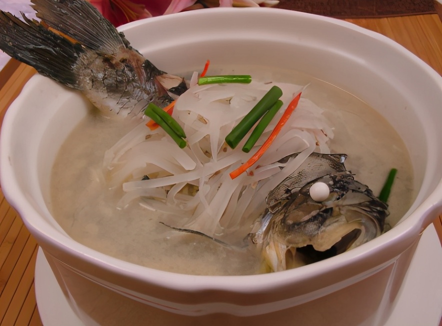 家常鱼炖法和什么炖最好吃,炖鱼怎么炖才好吃里面需要放什么