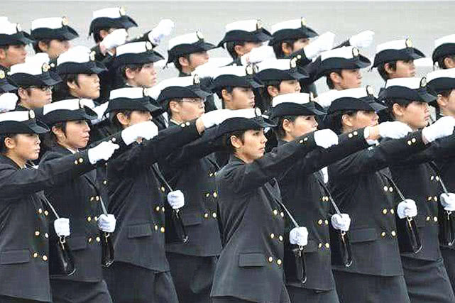 日本女兵阅兵需要背包吗,日本阅兵女兵挎包里是什么