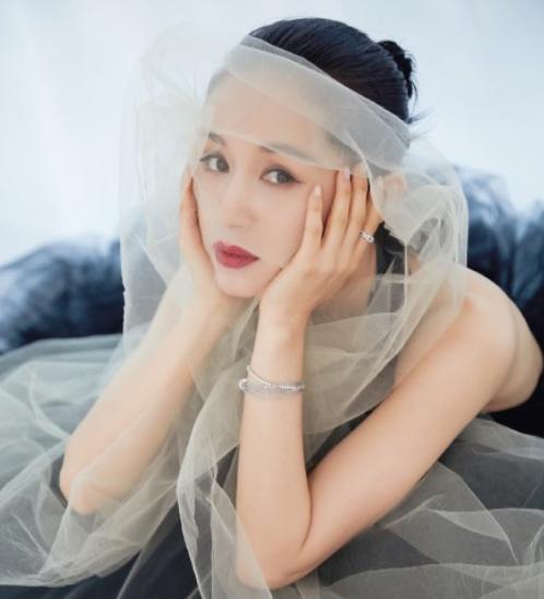 王子文绿色连体短裤造型图,王子文穿衣简直美爆了