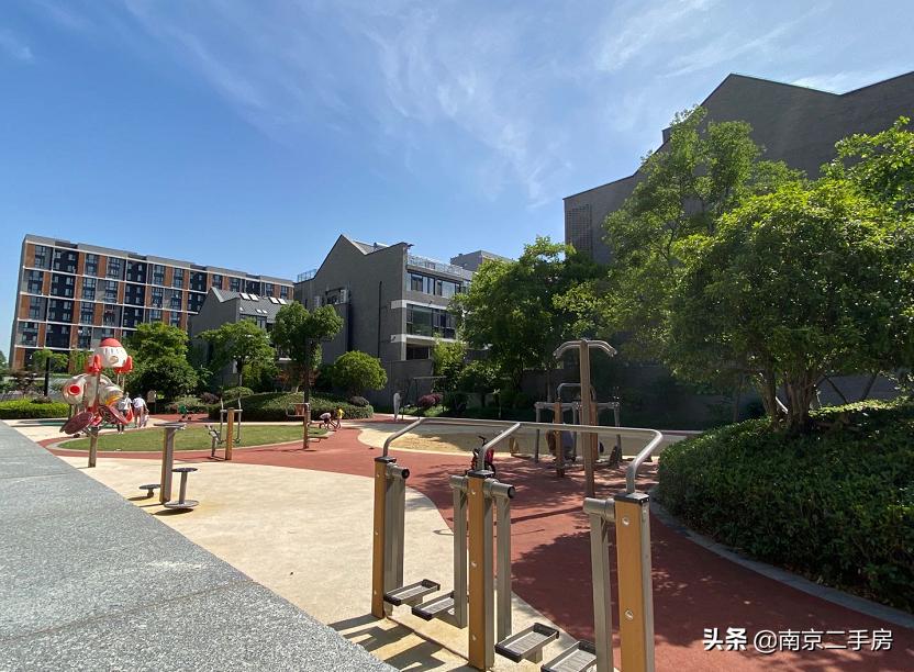 凭实力吸粉!成交破4万/㎡,实探百家湖“网红”神盘