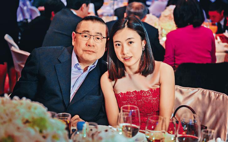 亿万富豪给孙子留下200亿遗产,富豪赠送700亿继子