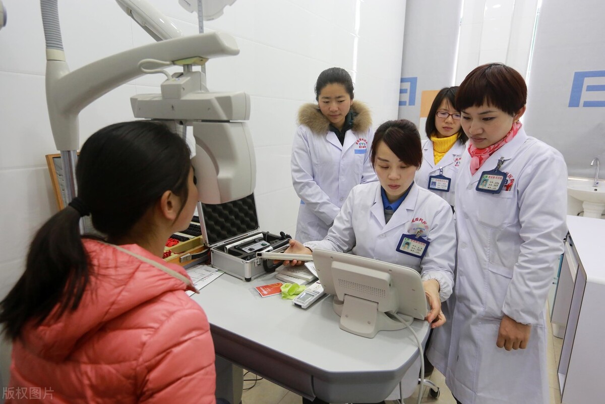 小朋友300度的近视要一直戴眼镜吗,低度近视要不要戴眼镜