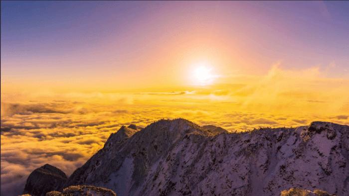 变幻莫测的云海,难得一见的佛光,走进云海的牛背山