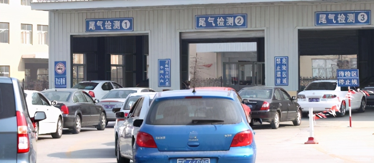 年检油门踩到底爆缸,猛踩一脚油门后发动机轰鸣