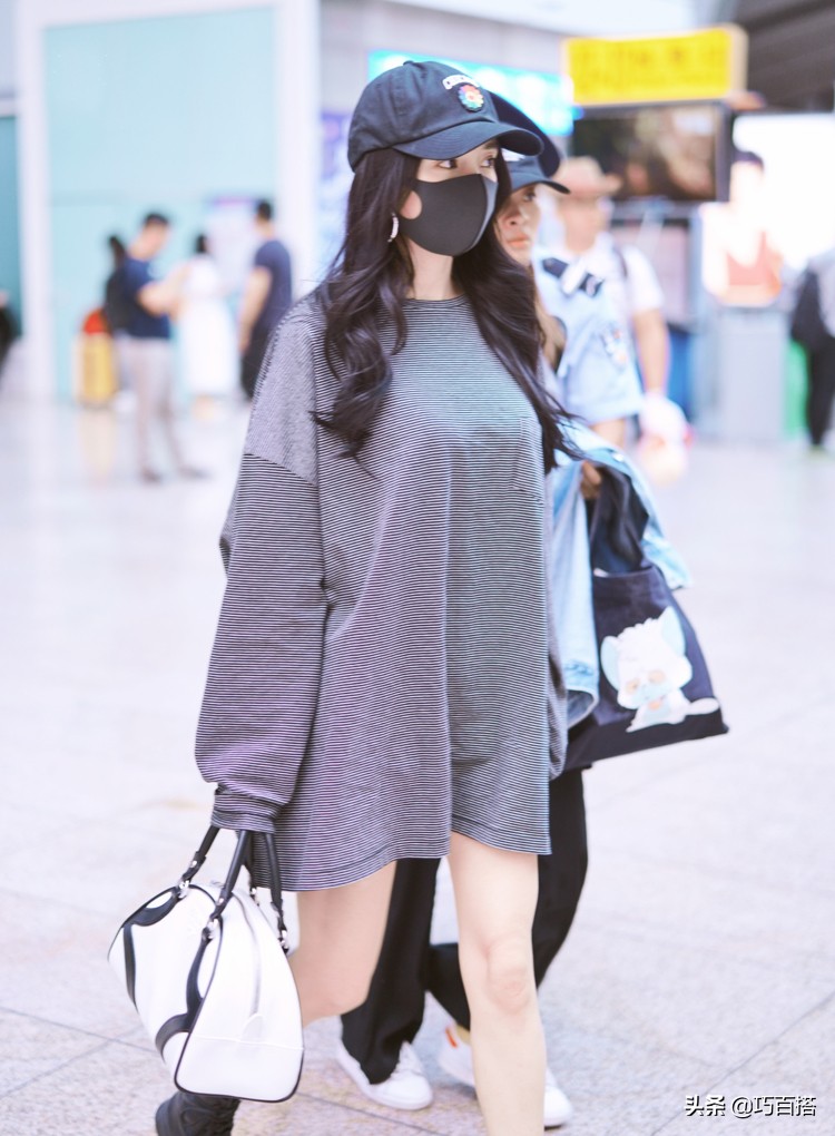 杨幂穿搭私服下身失踪,杨幂穿黑色短裤和青色上衣