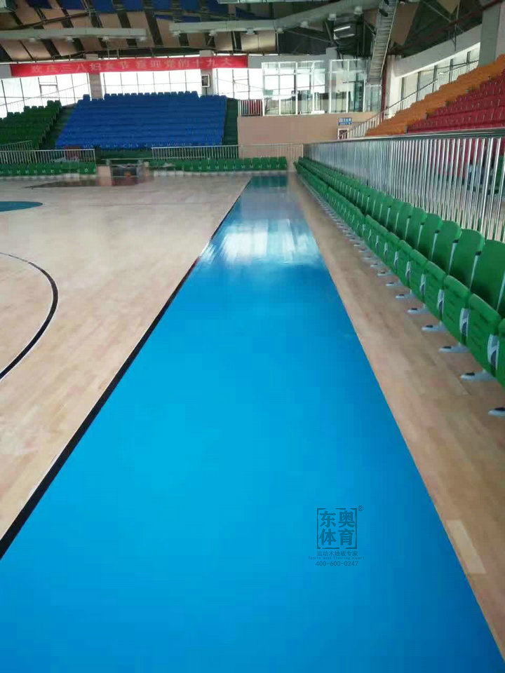 为什么篮球馆的木地板很滑,球馆地板太滑怎么办