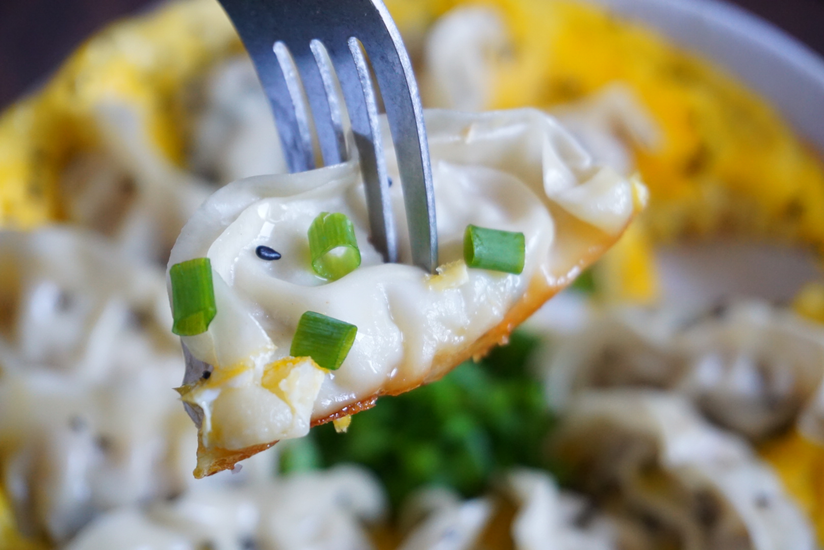 抱蛋煎饺中蛋液需要加水吗,网红蛋饼煎饺的做法