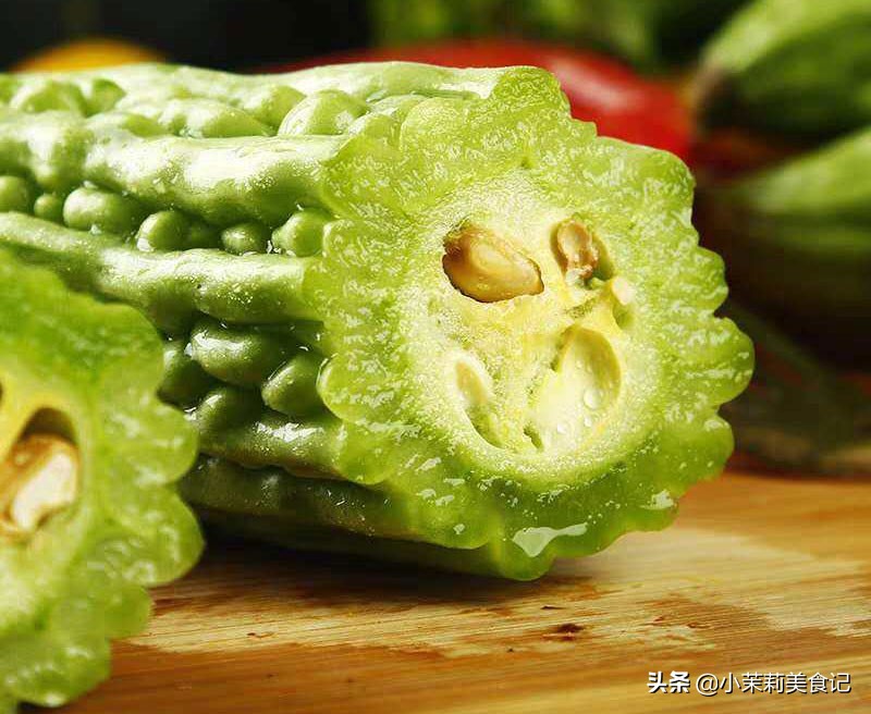 买苦瓜重的好还是轻的好,买苦瓜甜不甜