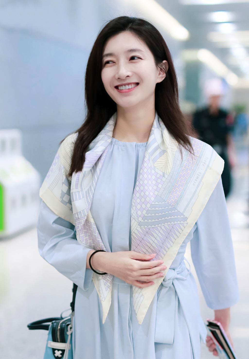 曾被吐槽长得显老，还是胡歌前女友，今穿雪纺裙披丝巾，柔美动人