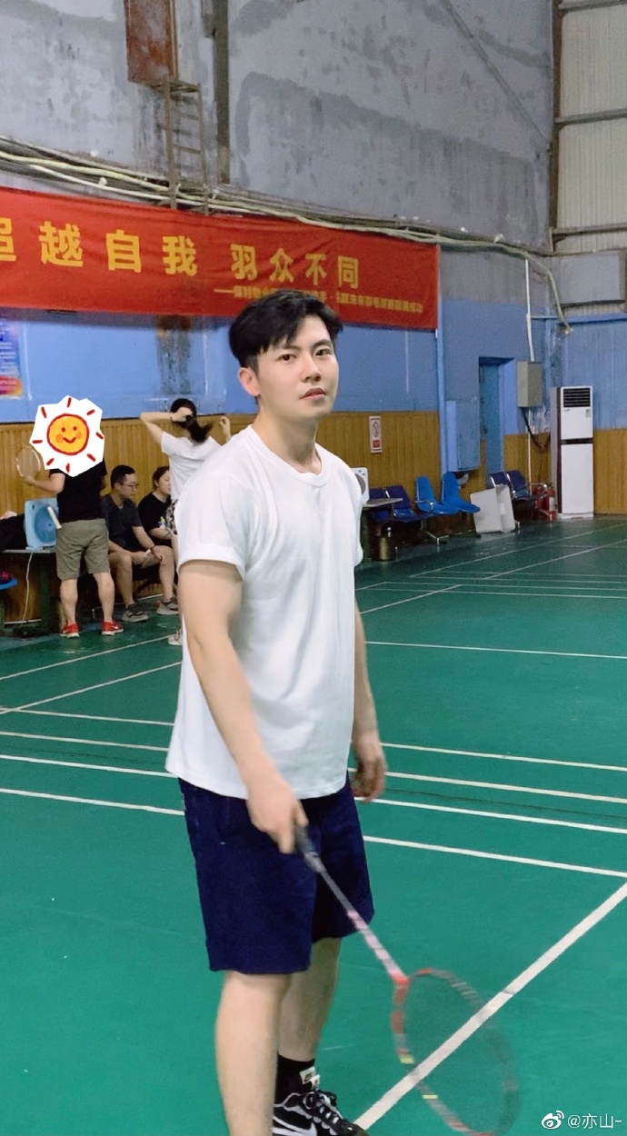 学识加成美得自然真实！温大老师像吴彦祖张震，思政老师撞脸Lisa