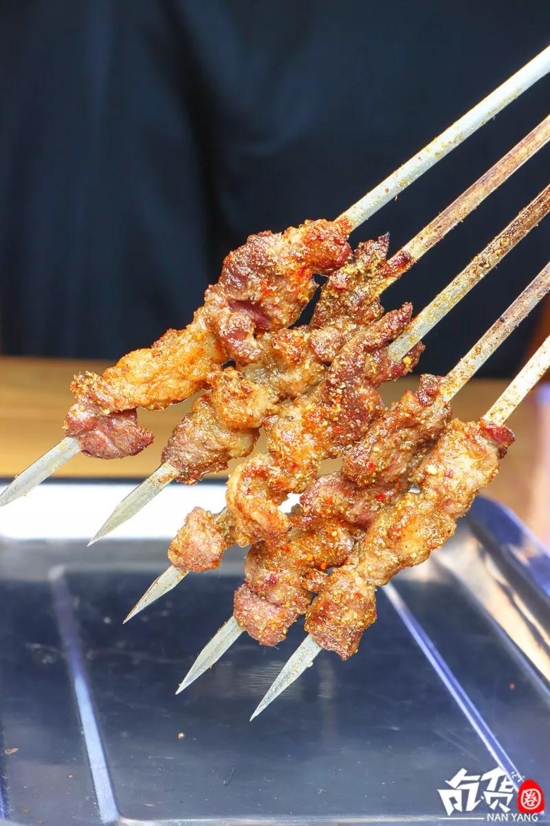 南阳这家羊肉汤，每天卖出200碗！进门先排队，羊肉包子抢着吃