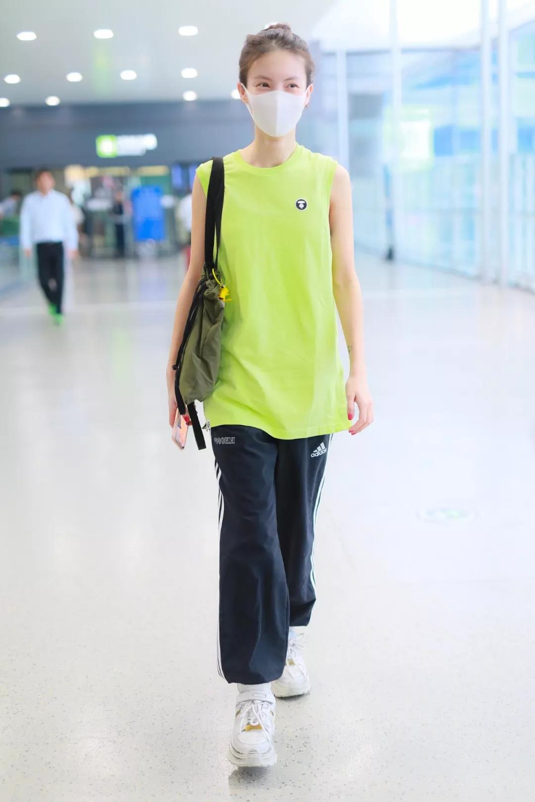 杨颖阿迪达斯粉色外套,杨颖运动风