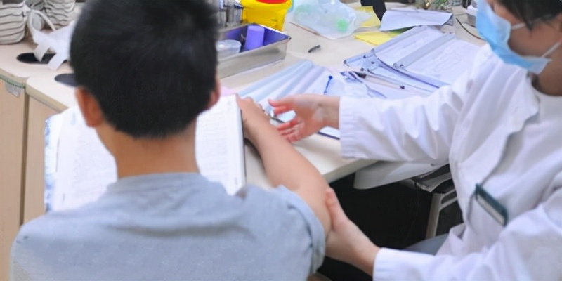 儿童抽动症症状的最佳治疗方法,儿童抽动症的症状和最佳疗法