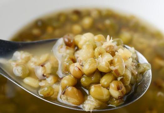 绿豆汤一煮就变红？掌握这些小技巧，绿豆汤快速软烂开花，不变色