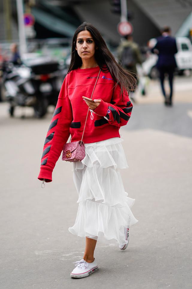 春天的卫衣这样穿才够时髦,秋冬连帽卫衣的正确穿法