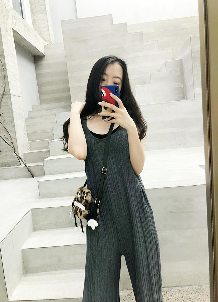 穿上即陷进柔软的「纸片人」背带裤,一封写给夏天的慵懒情书