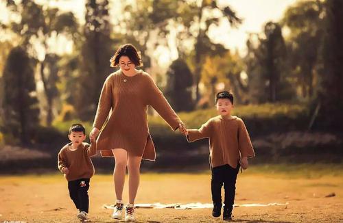 俩孩子常打架妈妈老发脾气正常吗,双胞胎两岁半一个老爱打另一个