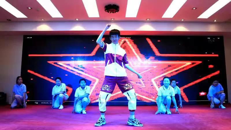 宝鸡志愿者为特殊儿童送去节日礼物