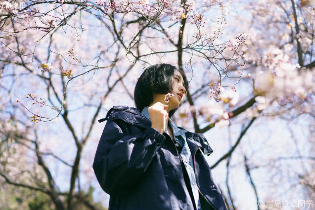 港风美人的在樱花树下的邂逅,感受春天情绪的蔓延