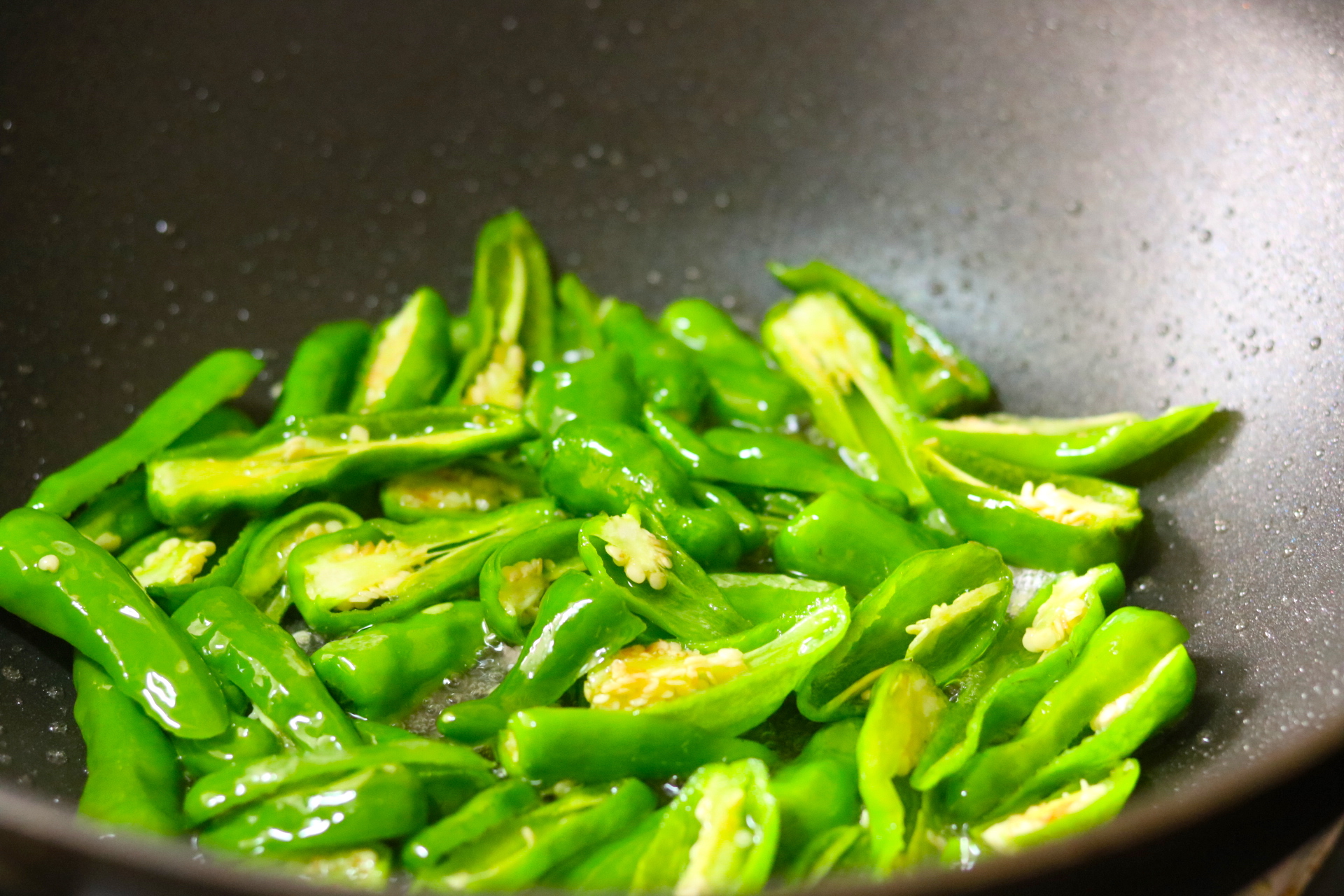 炒肉丝是用梅花肉还是里脊肉,辣椒炒梅花肉的正确方法