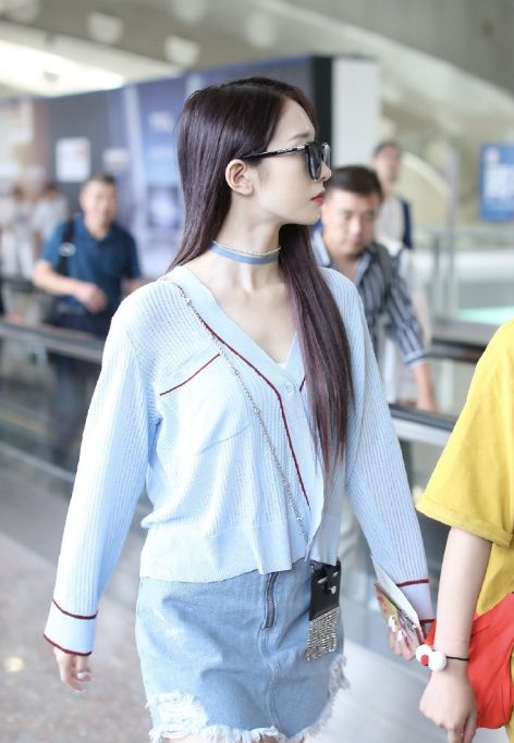 孟美岐黑色短裙,孟美岐紫色露脐衫