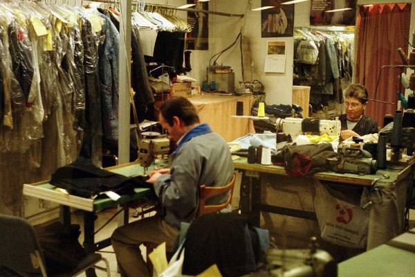 拉链和裤子拉链卡住该怎么弄出来,裤子拉链卡住了的解决方法