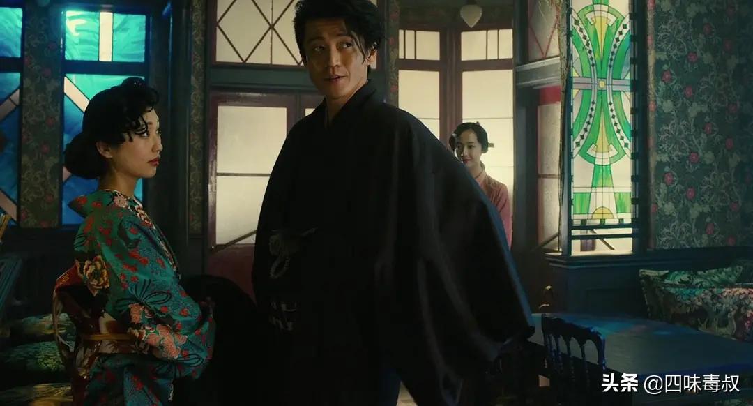 太宰治撩起头发的样子,太宰治年轻时的照片