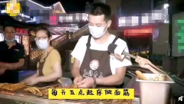 摆地摊一个月赚5000多比打工强吗,90后小伙摆地摊2月挣7万