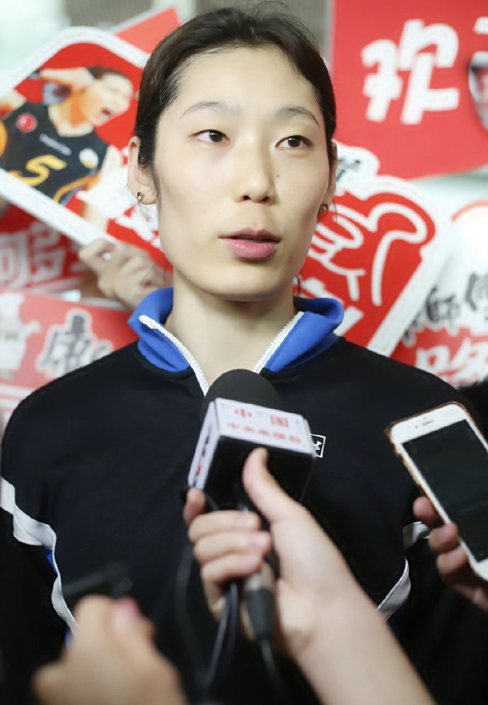 时隔三年归队朱婷面临新挑战,朱婷连续两扣助女排逆转乾坤