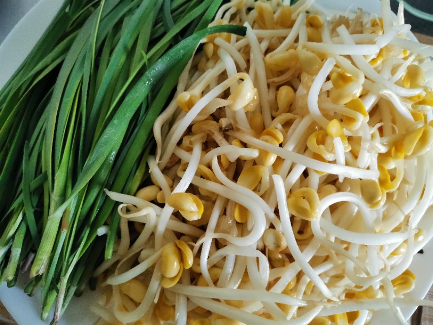 当韭菜邂逅黄豆芽,就变成了“黄鸟钻翠林”,居然是一道家常菜