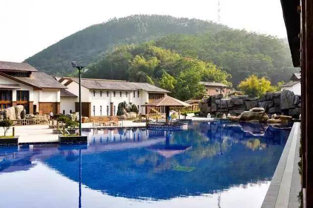 「冬来临·醉温泉」新装怡情谷主楼高级房，早晚2餐+泡38个温泉池