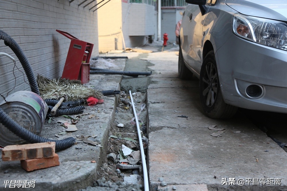 老旧小区加装外挂电梯的弊大于利,带平台的老旧小区怎么加装电梯