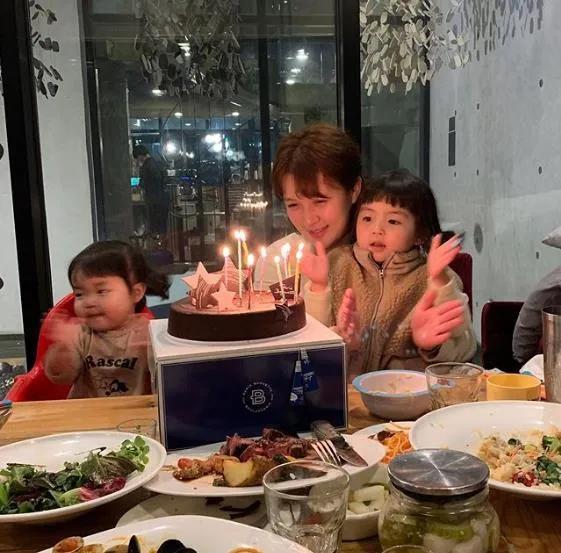 别让「假笑男孩」的悲剧，在她身上重演