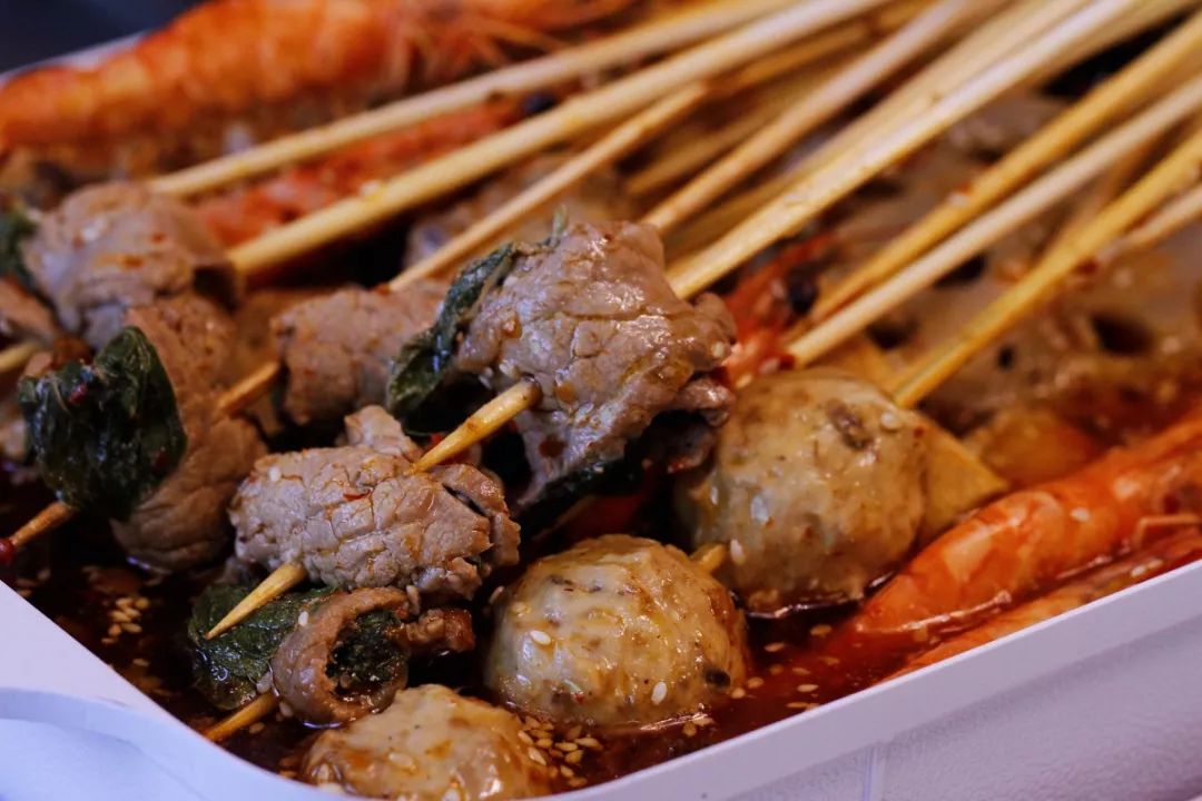 在家自制烧烤邻居家小孩都馋哭了,自己做辣条隔壁小孩都馋哭了