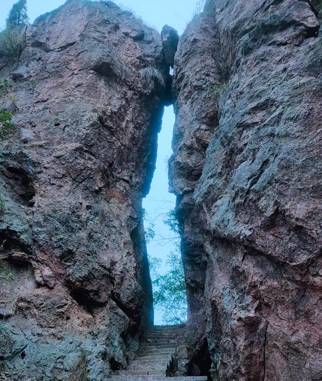 金华这座1.5亿高龄的山峰，浓翠蔽日，风清月朗，还有试胆石等你去挑战
