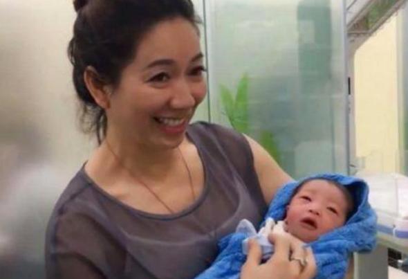 “最年轻岳母”走红，抱娃和女婿同框像一家三口，女儿：压力好大