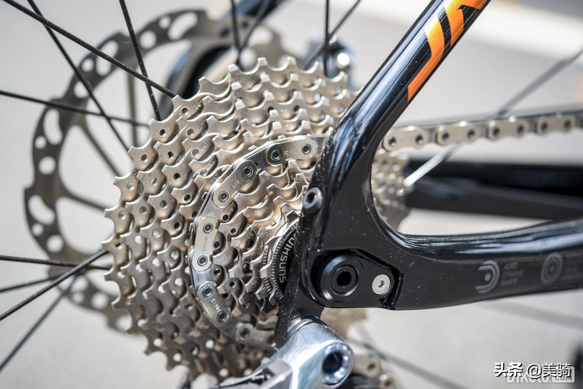 入门碳纤维公路车和顶级铝公路车,kootu碳纤维公路车测评