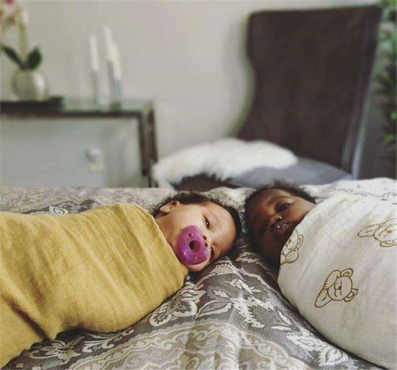 双胞胎姐妹相貌不一，被人调侃“奥利奥姐妹”，如今变成什么样了