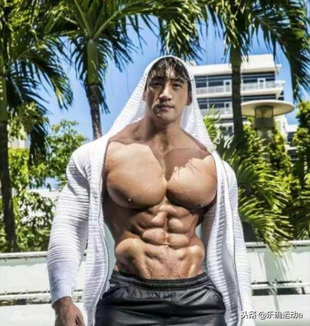 胸肌撑满紧身衣的感觉,胸肌被挤压爆了