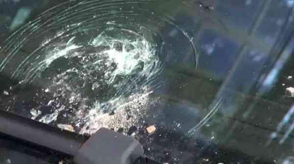 私家车被堵住直接撞开,私家车被堵车主撞开怎么判