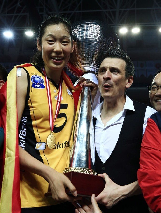 时隔三年归队朱婷面临新挑战,朱婷连续两扣助女排逆转乾坤