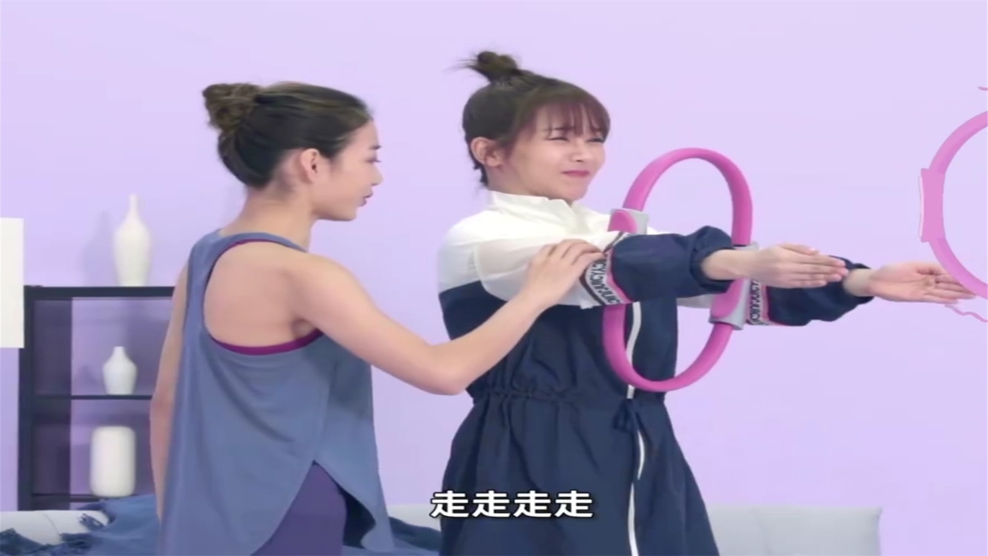 杨紫来大姨妈肚子疼的电视剧,杨紫被拍在家练瑜伽