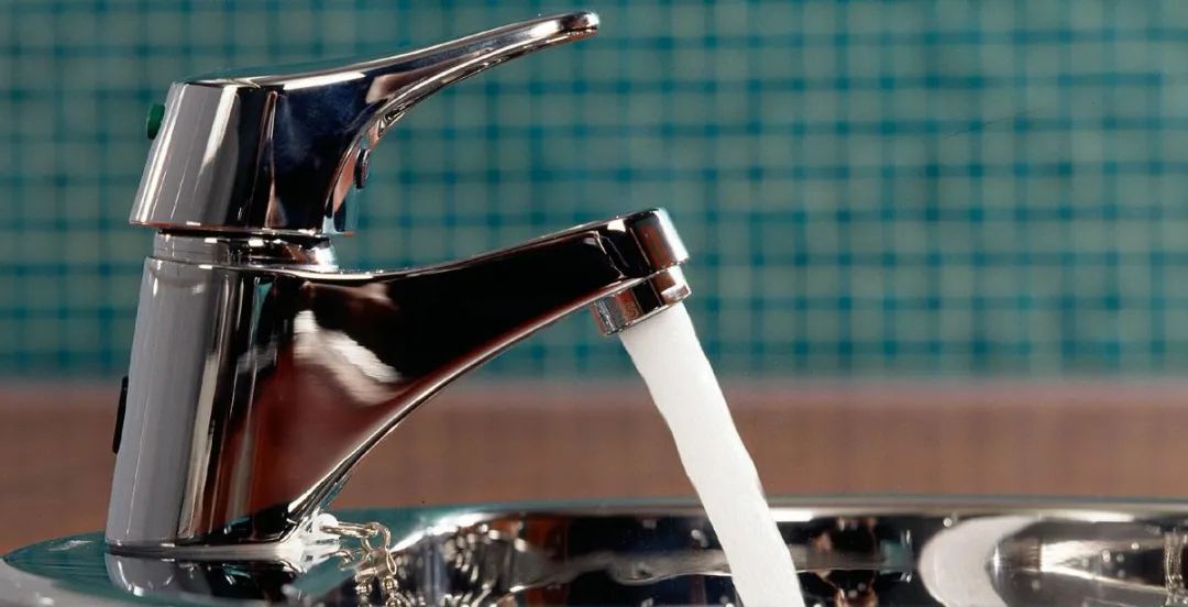 兰花浇自来水时间长会出碱怎么办,自来水浇花怎么去掉里面的白碱