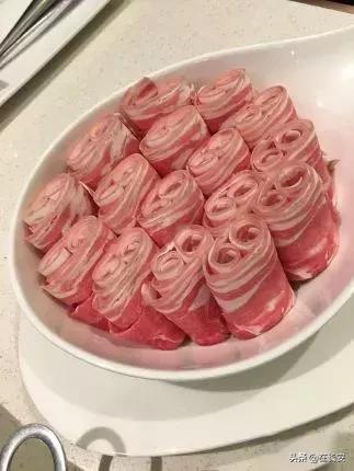 小火锅锅底有六种口味满足你,一桌小火锅