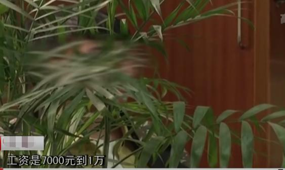 23岁小伙去酒吧打工,年轻小伙只想走捷径