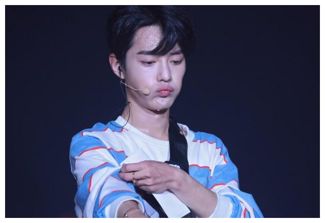 肖战唱歌周杰伦,肖战易烊千玺同台演唱