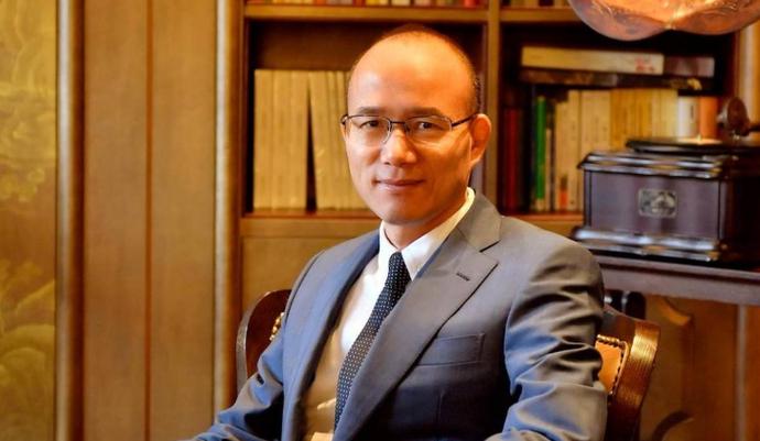 穷小子3万元创业,现在身价超400亿,成为上海首富,却离婚另娶