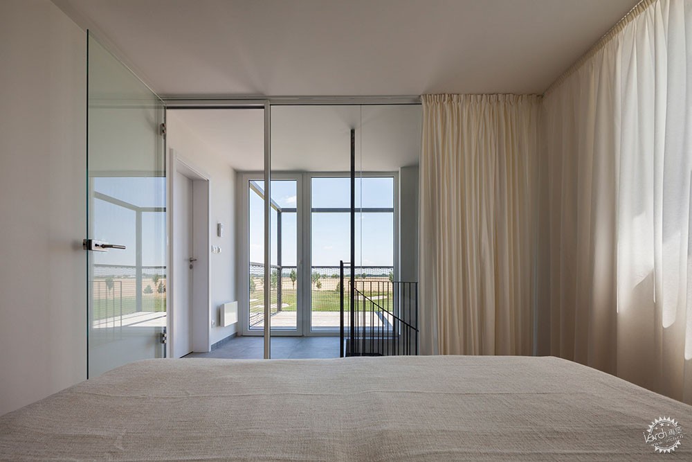 将“竖直”与“水平”完美组合的度假小屋