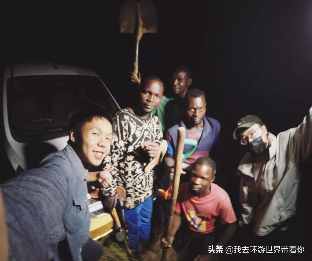 三个人一辆面包车环游世界,3个小伙开面包车